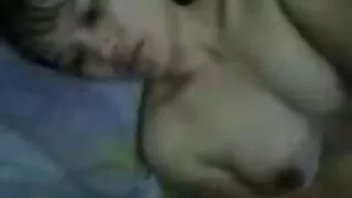 Petit ami baise sa copine au lit et la laisse jouir porn cuq en elle