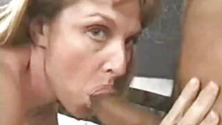 Le confort d'un mec noir a grosse bite francais conduit à une baise vertigineuse avec lui