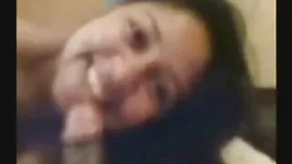 Blanche-Neige aux cheveux courts s'est rendue à les video porno un homme musclé