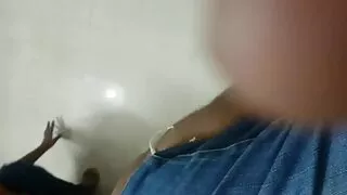 Cocu regarde sa femme copuler video prono sexe avec des lunettes noires