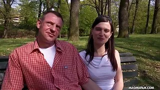 Une russe caresse la chatte rasée avec un toucher video pornographie xxx doux
