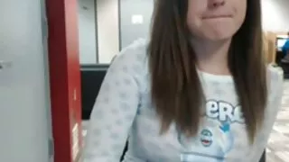Brune enfilée sur une robe élégante et baisée brutalement par cam4 gratuit un homme