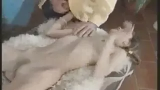 Une femme mûre aidera une jeune fille un film porno gratuit à faire face à une bite noire