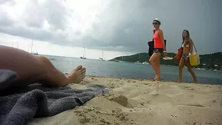 Une belle fille est sortie dans la cour et s'est livrée à une masturbation agréable video etotique