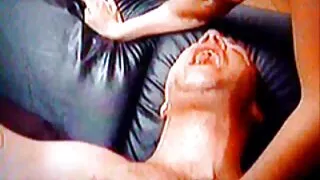 L'homme a définitivement mis la bite dans la chatte poilue d'une diva video coquine gratuite aux gros seins