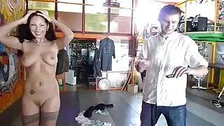 Dans une scène solo, le mannequin russe Cr tukif porno francais Bo