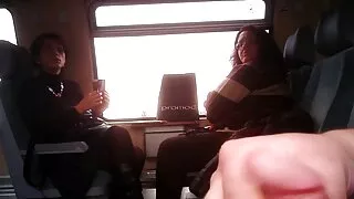 Deux salopes aux gros seins ont des relations sexuelles en groupe film coqnu avec un homme