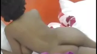 Cutie en jupe courte a donné le cul à un homme noir rugueux avec un video massage sexuel gros outil