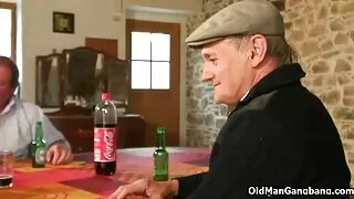 Une fille russe baise avec son petit ami après une caresse orale coqnu gratuit