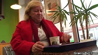 Charmante blonde élancée se film pornovore masturbe