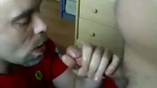 Wanton film pornodrom russe s'assoit sur une pince comme une reine