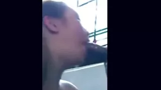 La fan potelée Pocahontas a frotté le clitoris sur la film porno langue d'un homme chaud