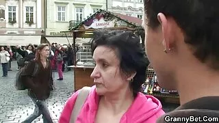 Un homme brutal a planté une latina sur une tige lubrique et en levrette sex gratuit coqnu