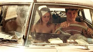 Il fait une fellation dans la voiture pormo gratuit et vous permet de maîtriser la chatte sur la banquette arrière