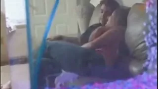 Jeune salope expérimentée Double pénétration sur video de pornographie la table