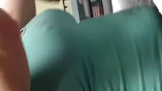 Excité par des film porno avec jeune fille farces avec un vibromasseur et s'est rendu en anal