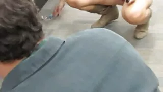 Shabolda aux yeux étroits a servi deux phallus avec son seul vidéo porno tukif vagin