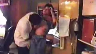 Busty lady prend un bain d'une manière très torride et film porno jeune fille dépravée