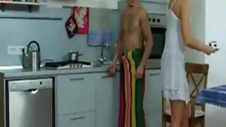 Une brune âgée porno avec des gros seins enseigne le sexe incroyable à un jeune homme
