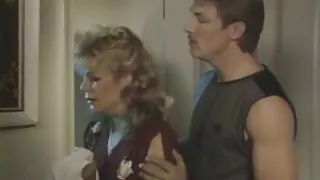 Deux filles stupides porno gratuit perfect se caressent la chatte devant un abruti chauve