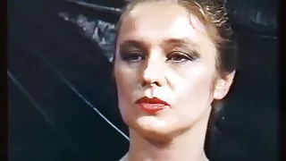 La jolie blonde ne pense toujours qu'au sexe et s'habille comme ça video femme mure