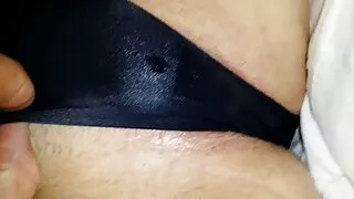 Beau couple interracial baisé sur des absolupprn draps blancs