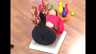 Modèle asiatique aux cheveux noirs est bon à pornographie video sucer la bite