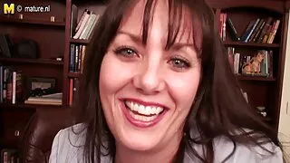 Servante en résille grimpée sur le phallus inflexible du maître film porno gratuit amateur