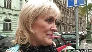 Il a sexe video jeune mis un strapon et a baisé sa copine plantureuse sur le canapé