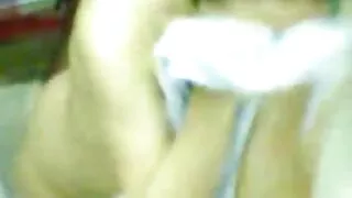 La jeune femme rousse se rend violemment à l'homme noir dans son vagin envahi par video de sexz la végétation