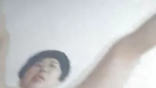 Une salope rousse est venue rendre visite à un mec avec un plug anal vidéos pornos en français dans le cul