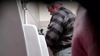 Salope mature posant devant la caméra en caressant voir video porno oralement avec son petit ami