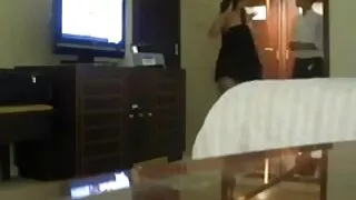 Jeune Min Danni Danni Rivers lèche petit film coquin la bite après la crème glacée