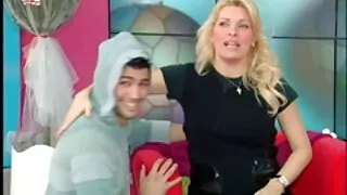 Mulâtre film porno grosse chatte assis sur la bite d'un masseur pervers pour un orgasme juteux