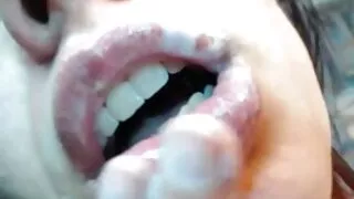 Une coiffeuse libidineuse à la peau foncée baisée par un site video lesbienne client