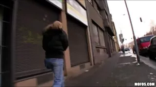 La rousse film porno grat se fait baiser l'anus avec un sextoy et laisse entrer le phallus