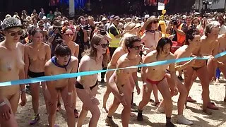 Jeune couple russe baisé video tu kif lascivement en public