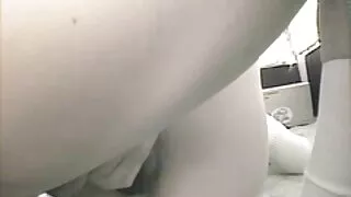 Manger de la crème glacée ensemble a conduit à des plaisirs lesbiens porno film entier
